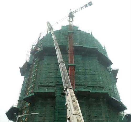 正镶白旗吊车在工地上作业